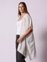 Kimono de gasa color blanco con apliques de brillos, marca Jessica Mc Clintock.