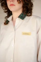 Camisa de algodón a cuadros beige y blanco con cuello tartán verde, manga larga y corte oversize boxy.