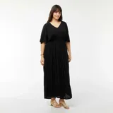 Vestido largo negro de punto de crepé con escote en V y mangas cortas acampanadas.