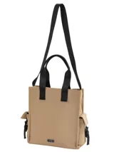 Bolso tipo tote color beige con doble asa de mano negra y correa larga negra regulable. Tiene bolsillos laterales con cierre de broche imán.
