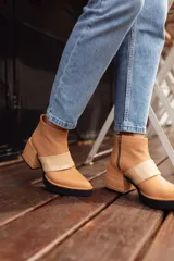 Botas de cuero color camel con plataforma y elástico color beige.