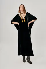 Vestido kaftan largo de terciopelo negro con escote en V y mangas amplias.