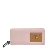 Billetera de cuero sintético color rosa claro, con cierre perimetral y aplique rectangular con el logo de la marca.