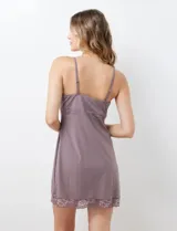 Chemise color lila con breteles finos regulables y apliques de encaje en escote y ruedo.