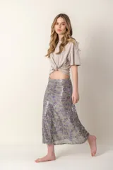 Pollera midi de lentejuelas color verde oliva con estampado abstracto en tonos lila.