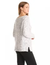 Buzo de chenille jaspeado en tonos grises y blancos, con escote bote, manga larga y ruedo con aberturas laterales.