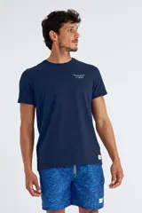 Remera celeste con cuello redondo y estampado pequeño en el pecho con la frase "Summer Vibes".