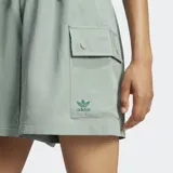 Short cargo verde con cintura elástica ajustable con cordón, bolsillos laterales con cierre a presión y logo de Adidas bordado en el lateral.