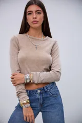 Remera crop top de manga larga color beige, con textura acanalada y efecto "acid wash".