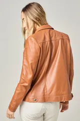 Campera tipo jeanera de cuero color peltre, con cuello clásico, cierre frontal con botones metálicos y dos bolsillos con solapa en el pecho.