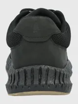 Zapatillas deportivas negras de tejido de punto, con cordones negros con detalles en rojo.