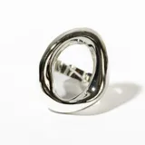 Anillo plateado con forma ovalada irregular y diseño hueco.