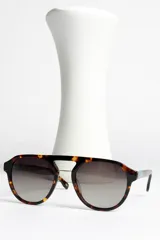 Lentes de sol Urban Haus modelo Arcadia, con montura redonda de carey y lentes degradadas.