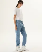 Pantalón de jean celeste, corte recto, tiro medio y fit relajado.