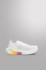 Zapatilla deportiva para correr largas distancias Zara Athleticz. Parte superior de tejido de punto transpirable, suela de TPE-A con placa de carbono interna y plantilla OrthoLite® extraíble.
