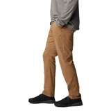 Pantalón chino color marrón claro, de corte recto, con bolsillos laterales y traseros. Confeccionado con tecnología Omni-Shield que repele la humedad y resiste las manchas. Incluye detalles de fuelle para mayor comodidad y libertad de movimiento.