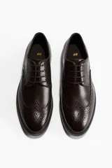 Zapatos Derby de cuero marrón oscuro con cordones, puntera brogue y suela plana.