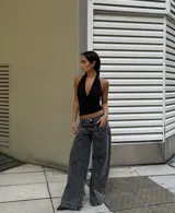 Pantalón de jean gris oscuro de corte wide leg con bolsillos delanteros y traseros.