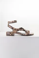 Sandalias bajas color marrón con estampado de piel de serpiente, tira delantera con detalle de hebillas y tira trasera con hebilla metálica.