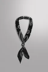 Pañuelo bandana cuadrado de algodón color negro con estampado paisley en blanco.