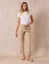 Pantalón liso color beige, marca Dash, con pretina elastizada, bolsillos delanteros y bolsillos traseros simulados.