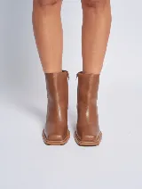 Bota corta color beige de gamuza, con puntera cuadrada y taco de madera.