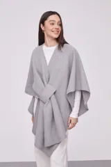 Tapado holgado color gris claro, con diseño en V y cintura ajustable.