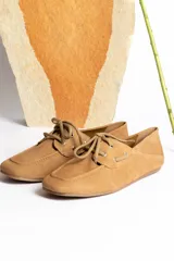 Mocasines color marrón claro con cordones y detalle de costuras en la puntera.