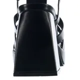 Sandalias negras con plataforma y tacón ancho, tiras gruesas entrecruzadas y hebilla al tobillo.