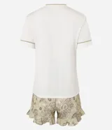 Conjunto de pijama compuesto por una remera de mangas cortas con cuello redondo y bolsillo con bordado de flores, y un short con cintura elástica y estampado paisley.