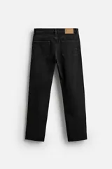 Pantalón de jean celeste de corte recto, con cinco bolsillos, efecto lavado y cierre frontal con botones.