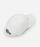 Gorra blanca de sarga de algodón con visera curva y cierre trasero ajustable con hebilla. Presenta bordado frontal con un sol y el texto "Alma Solar".