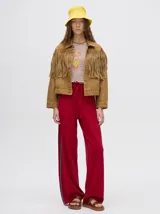 Campera de jean marrón claro con flecos en el pecho y mangas.