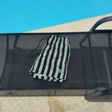 Short de baño negro con rayas verticales blancas, cintura elástica con cordón ajustable y logo de la marca en la pierna derecha.