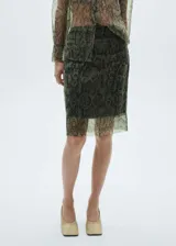 Falda midi de organza con estampado de serpiente en tonos verde y marrón. Tiene forro interior, cintura elástica y corte lápiz.