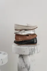 Mocasines de cuero con suela ultraflexible, disponibles en color beige, plateado, marrón y negro.