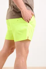 Short de baño verde liso con cintura elástica.