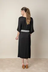 Vestido italiano tipo túnica de satén negro liso, de calce holgado.