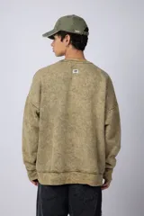 Buzo de friza color gris con cuello redondo y teñido artesanal, de corte oversize.