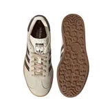 Zapatillas Adidas Gazelle Bold color beige con las tres tiras laterales en marrón. Suela de plataforma color caramelo.