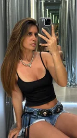 Top negro de breteles finos y escote recto.