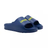 Ojotas Lacoste Serve Slide 2.0 de goma color azul con logo de la marca en amarillo.