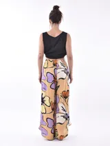 Pantalón palazzo lila con cintura elastizada y aberturas frontales.
