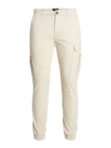 Pantalón cargo color beige con cierre de cremallera y bolsillos laterales.