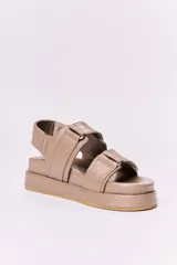 Sandalias bajas de cuero con plataforma, base color suela, plantilla azul y tiras de cuero en color beige, blanco y azul.