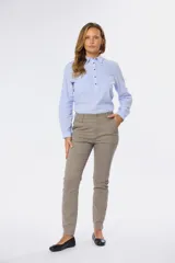 Pantalón skinny color gris topo de gabardina elastizada, con bolsillos delanteros y traseros, y pasacintos.