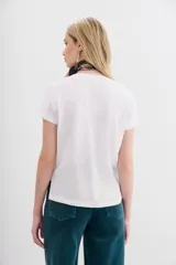 Remera color naranja de algodón peruano, con escote en V y mangas cortas.