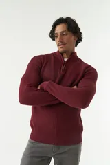 Sweater básico color beige de punto acanalado, con medio cierre frontal, cuello alto y logo bordado en el pecho.