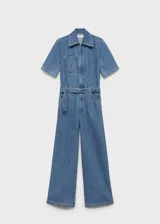 Mono largo de denim azul con cuello camisero, mangas cortas y cierre frontal con cremallera oculta. Incluye cinturón ajustable con hebilla metálica y bolsillo de parche en el pecho.