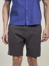 Bermuda de gabardina color azul marino, corte recto y largo a la rodilla.